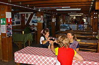 La zona bar/ristorante del rifugio