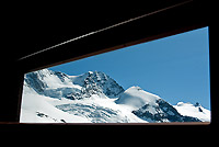 Da una finestra del rifugio: in primo piano il Naso e sullo sfondo il Lyskamm Orientale