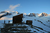 Il rifugio Quintino sella e sullo sfondo il Ghiacciao del Felik